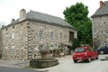 Maison typique et fontaine